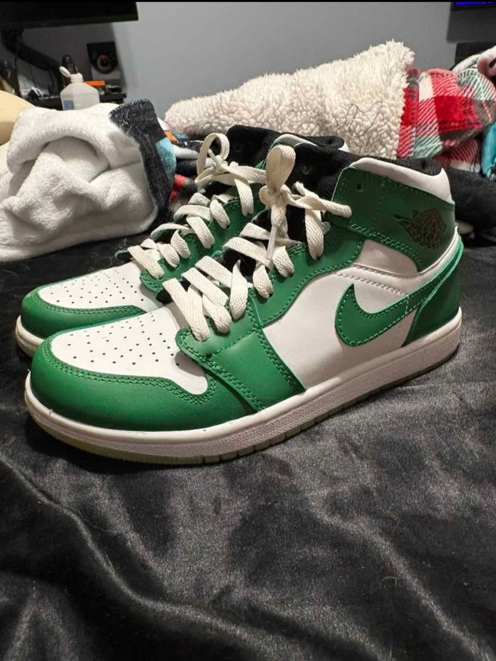 Nike Air Jordan 1 Mid in White & Green